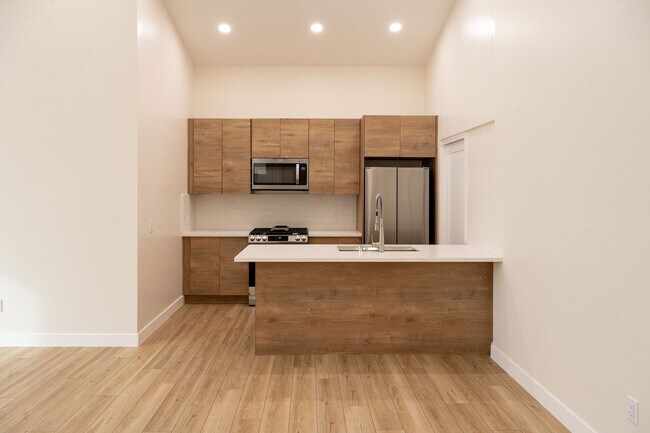 Cocina completamente nueva: gabinetes europeos, gabinetes de cuarto de galón y protector contra salpicaduras, despensa y electrodomésticos nuevos. - 4774 Bancroft St