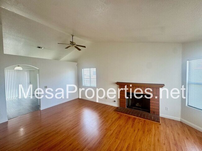 Foto del edificio - 1423 Willow Tree Ln