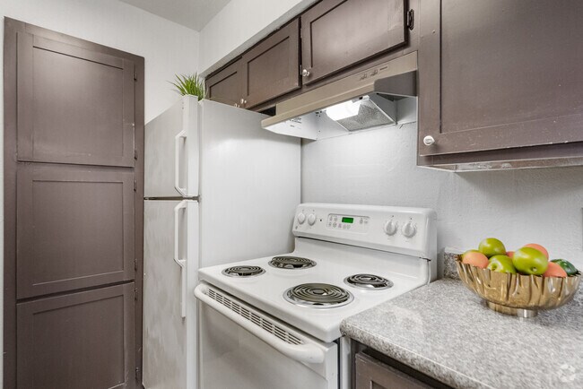 F 1BR, 1.5BA - 691SF - Cocina - Victoria Park