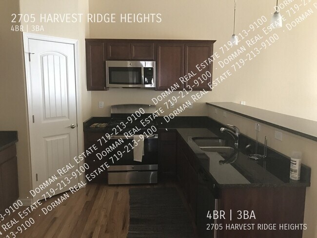 Building Photo - Immaculate like new town home!