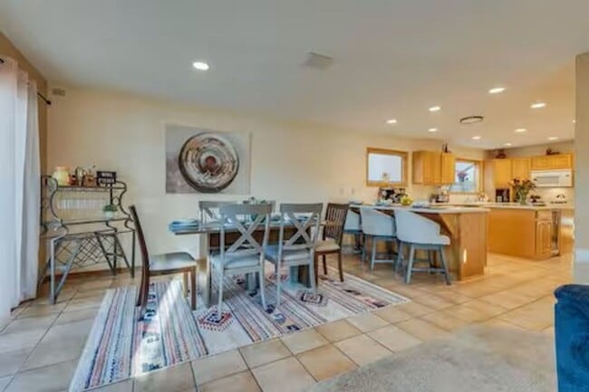 Building Photo - Waterfront Charm!