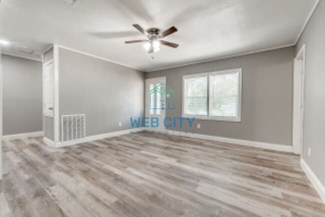 Building Photo - 5880 Bluffman Dr
