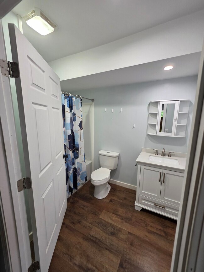 Building Photo - 925 College Ave