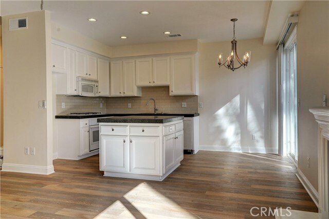 Building Photo - 7124 Farralone Ave