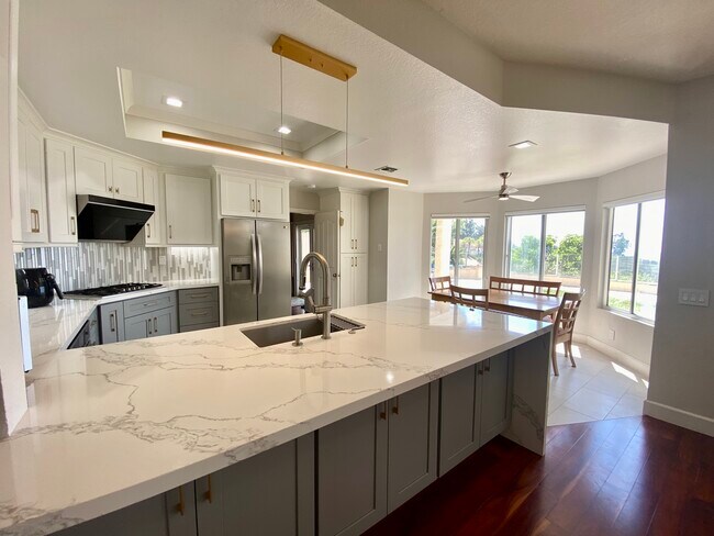 Building Photo - 10768 Sunset Ridge Dr