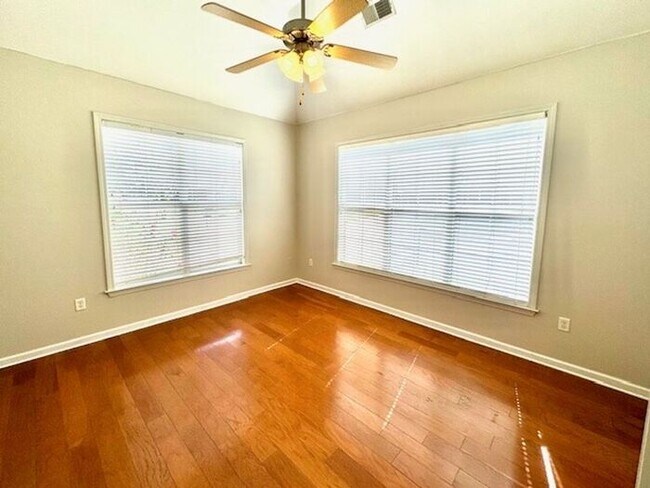 Building Photo - Spacious 2 Bedroom 2 Bath with Bonus Room