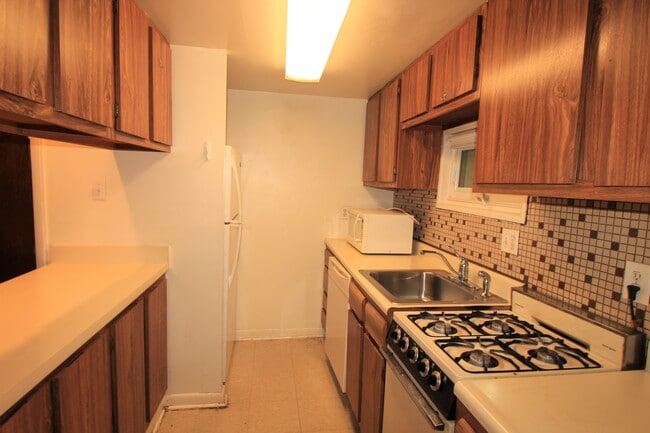 Building Photo - 248 S Alder St