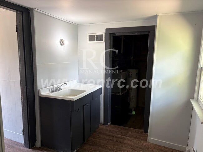 Building Photo - 715 Woodbury-