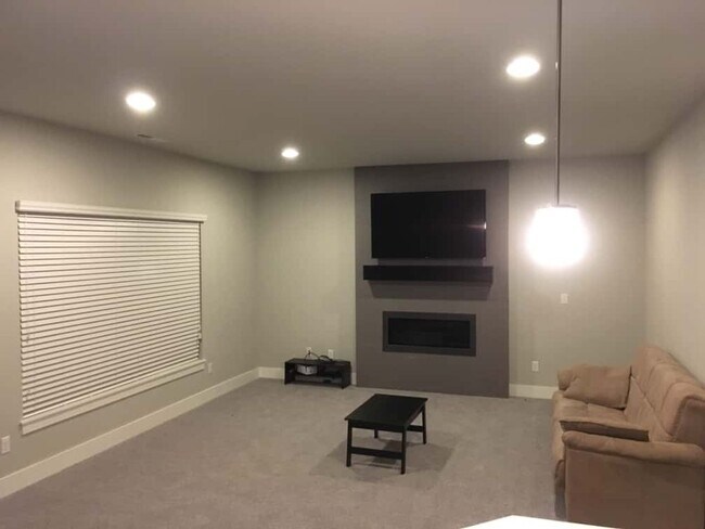 Building Photo - Beautiful 5 bed 3 bath available in Bothell