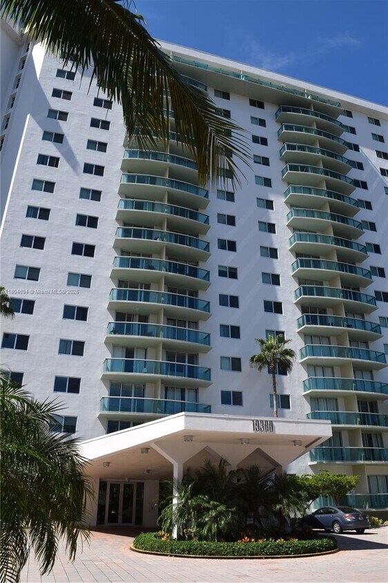 Foto principal - 19380 Collins Ave
