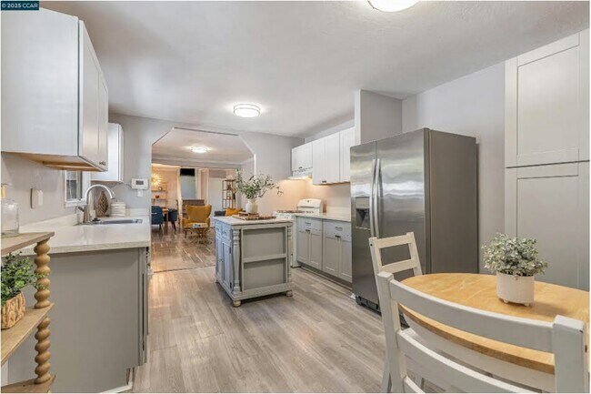 Foto del edificio - 2230 Pomona Ave