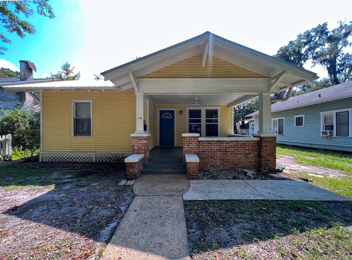 Foto principal - Pet Friendly 4BR/2BA Home off University A...