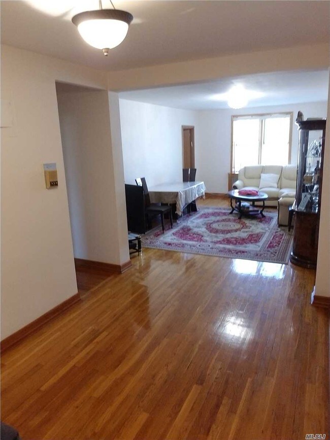 Foto del edificio - 102-21 63rd Rd