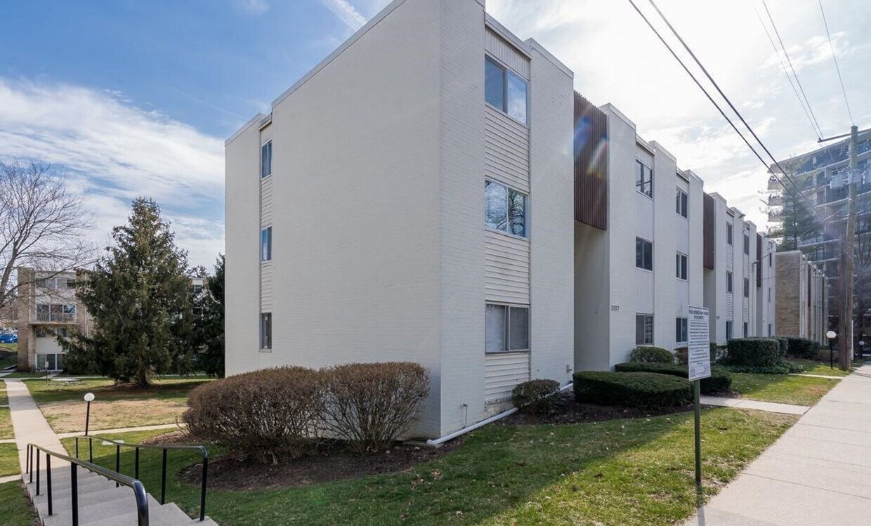 Primary Photo - Open and bright 3BR 2BA 2 level condo in t...