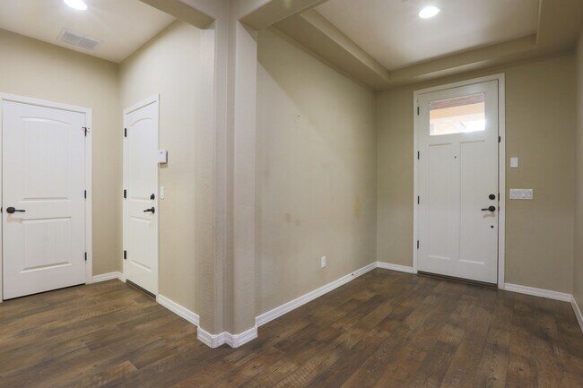 Building Photo - 1528 E Kingbird Dr