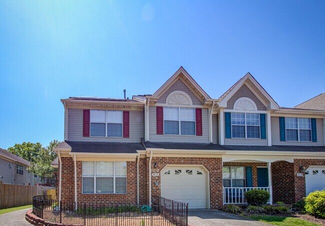 Building Photo - 4 Bedroom, 3 Bath, End Unit Townhome in Ce...