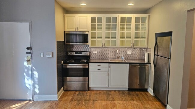 Foto del edificio - 648 W Oakdale Ave