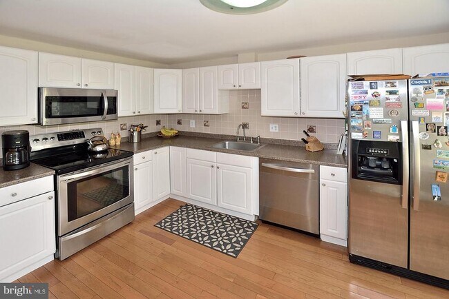 Foto del edificio - 7325 Crestleigh Cir