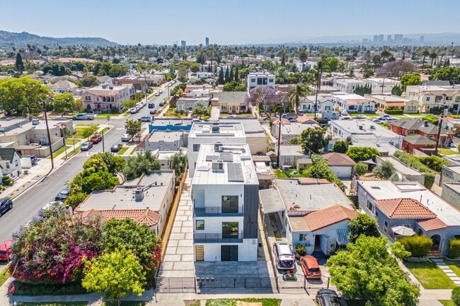 Building Photo - 2851 S Victoria Ave
