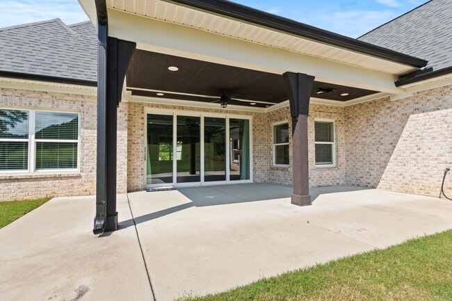 Building Photo - 4 Bed 3.5 Bath Home on the Golf Course