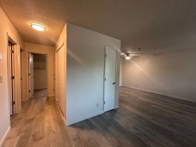 Building Photo - 2 bedroom 1 bathroom House with fenced yar...