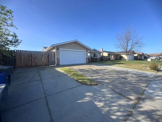 Building Photo - 3 Bedroom Home with RV Parking!