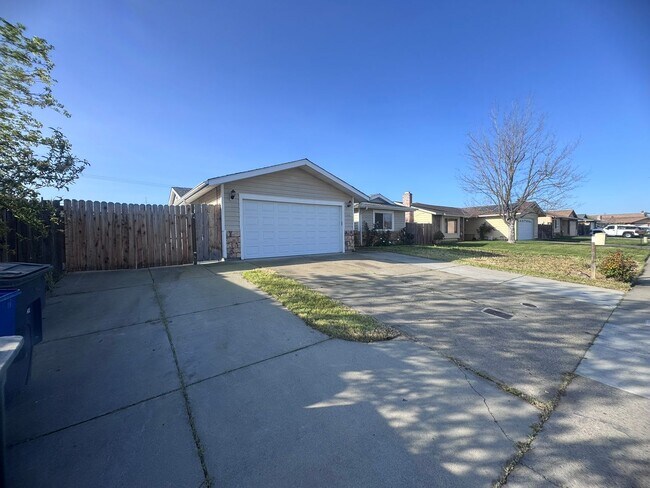 Foto del edificio - 3 Bedroom Home with RV Parking!