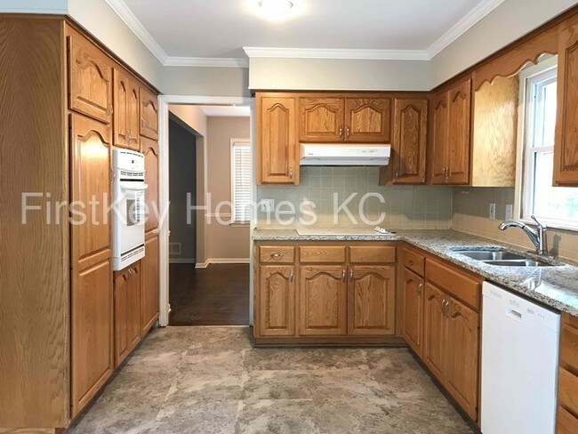 Building Photo - 9613 Beverly Dr