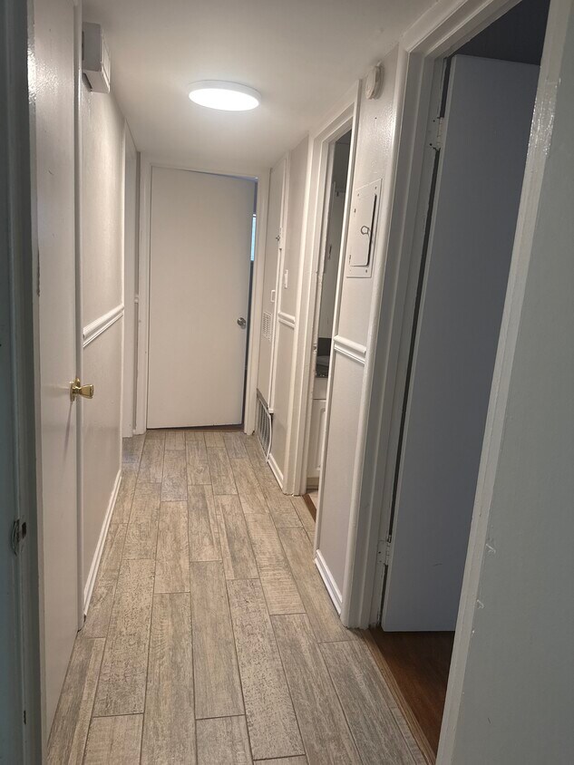 Building Photo - 2210 Greencrest Dr