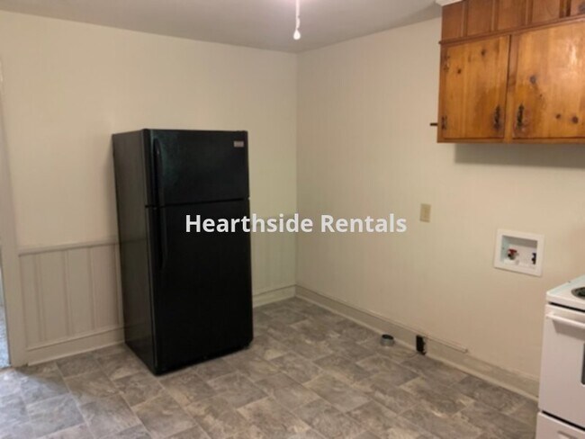 Building Photo - **3 Bedroom 1 Bath Single Family Home Minu...