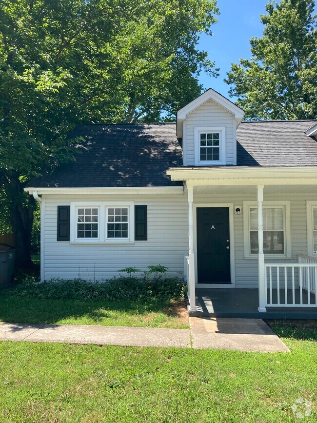 Hollyvale Apartments for Rent with Hardwood Floors Greenville, SC 1