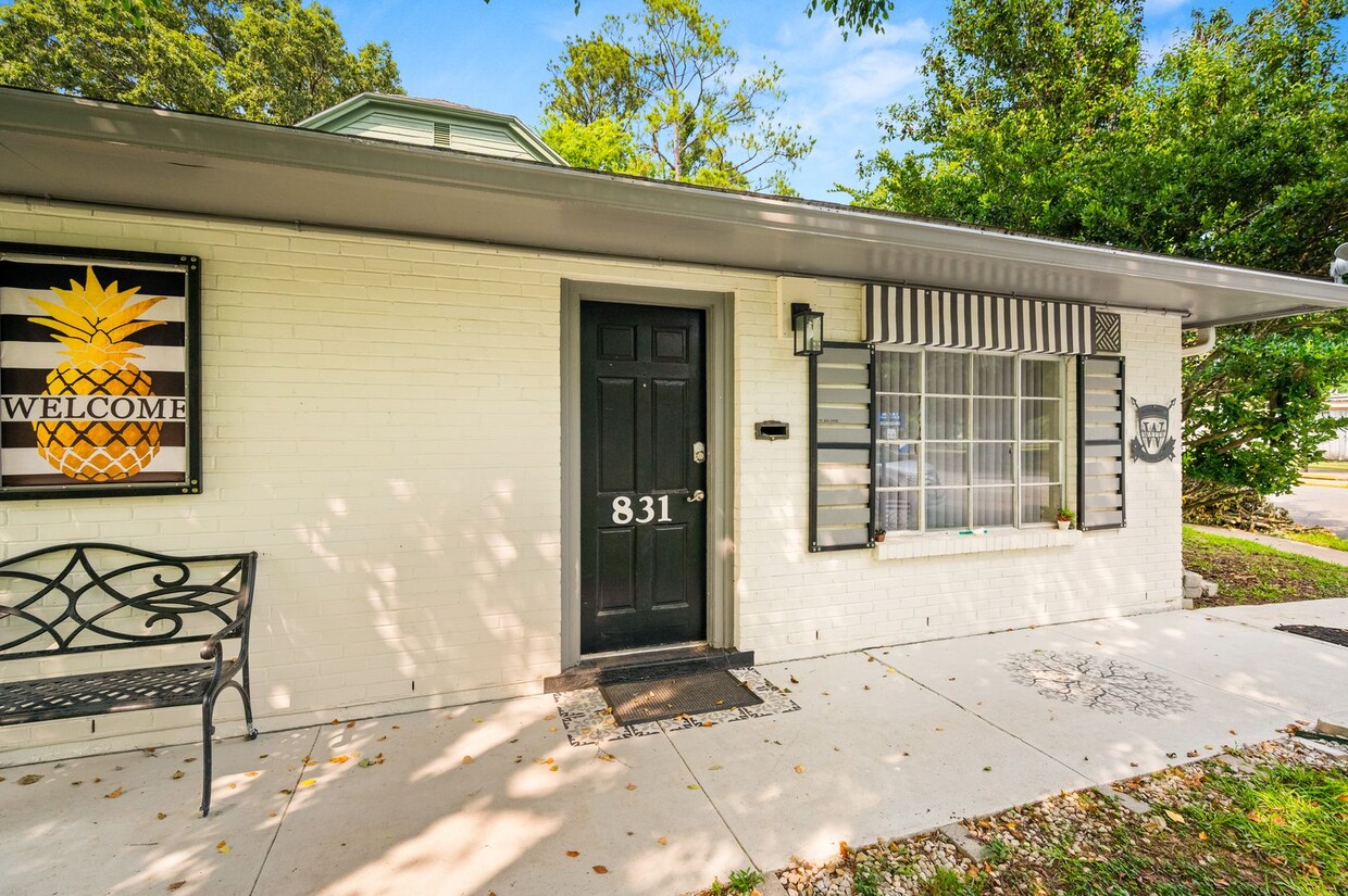 Primary Photo - Charming One Bed One Bath In the Garden Di...