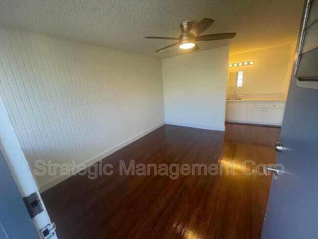 Foto del edificio - 1301 Lusitana St