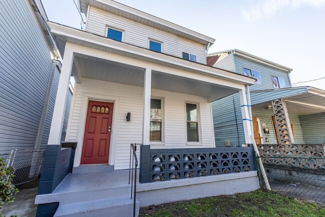 Building Photo - AVAILABLE APRIL 2026! - Renovated 4 Bedroom, 1.5 Bathroom Home in Allentown!