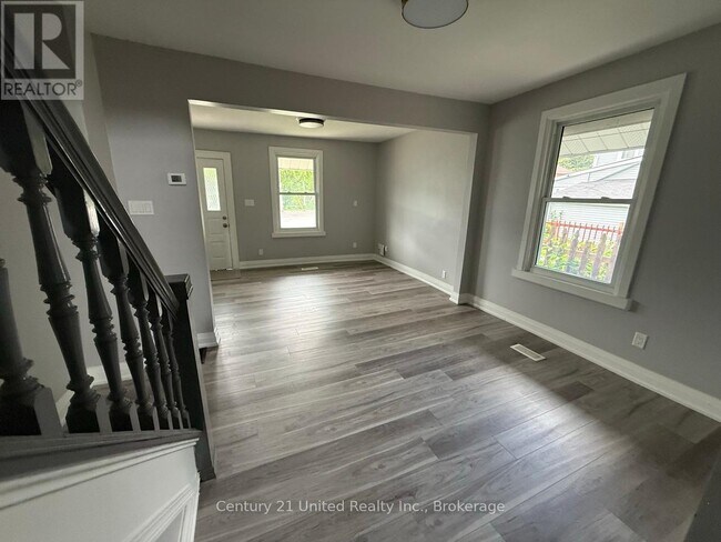 Photo du bâtiment - Modern 2.5 / 1 Bath Unit– All Utilities & Parking Included – $2,149/month