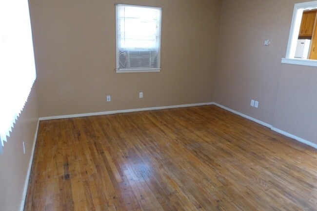 Building Photo - Cute 2 bedroom/one bath plus guest quarters!