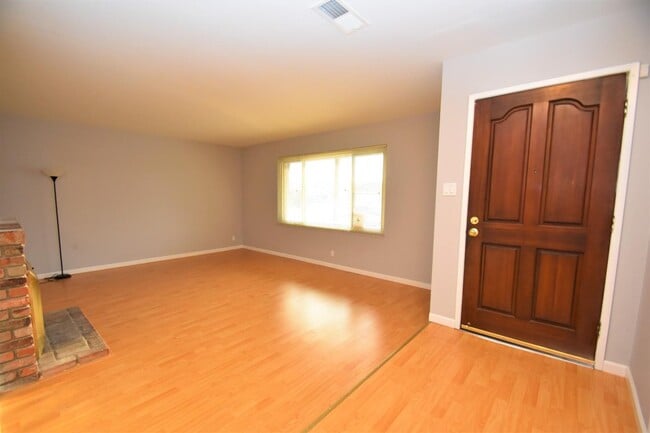 Foto del edificio - 2070 Sierra Wood Dr