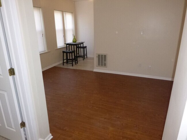 Foto del edificio - 3156 W Warren Blvd