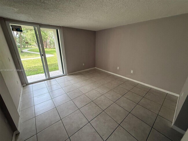 Building Photo - 10090 NW 80th Ct