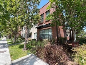Building Photo - 501 W Maple Ave