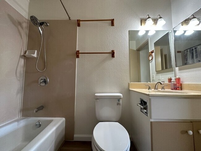 Building Photo - 3 Bedroom, 1.5 Bathroom, 2 Parking (Penakii)