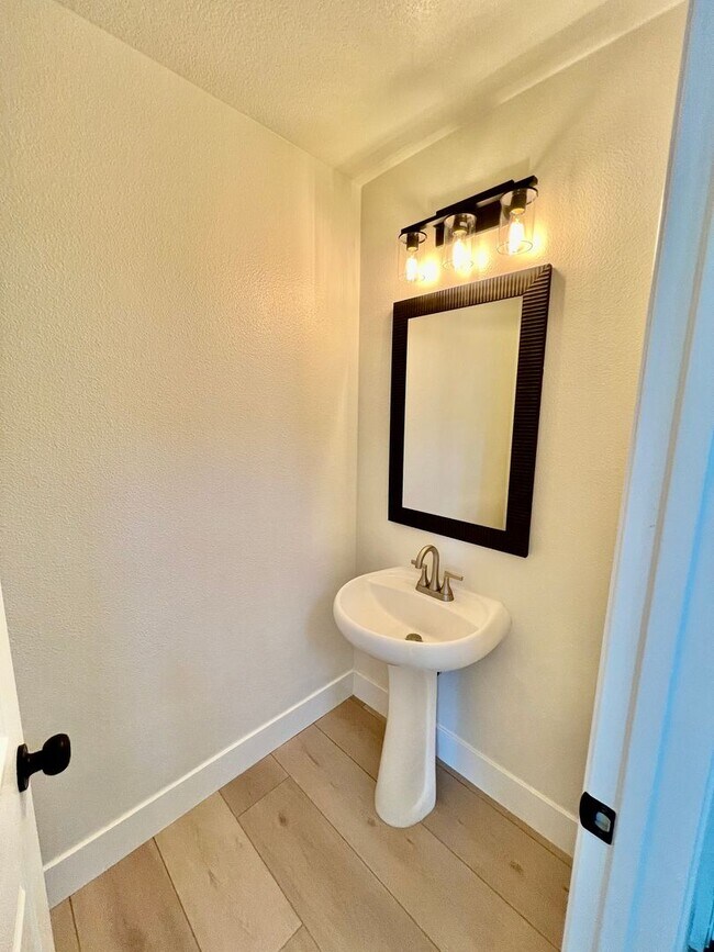 Foto del edificio - Rehabbed 2 Story Home