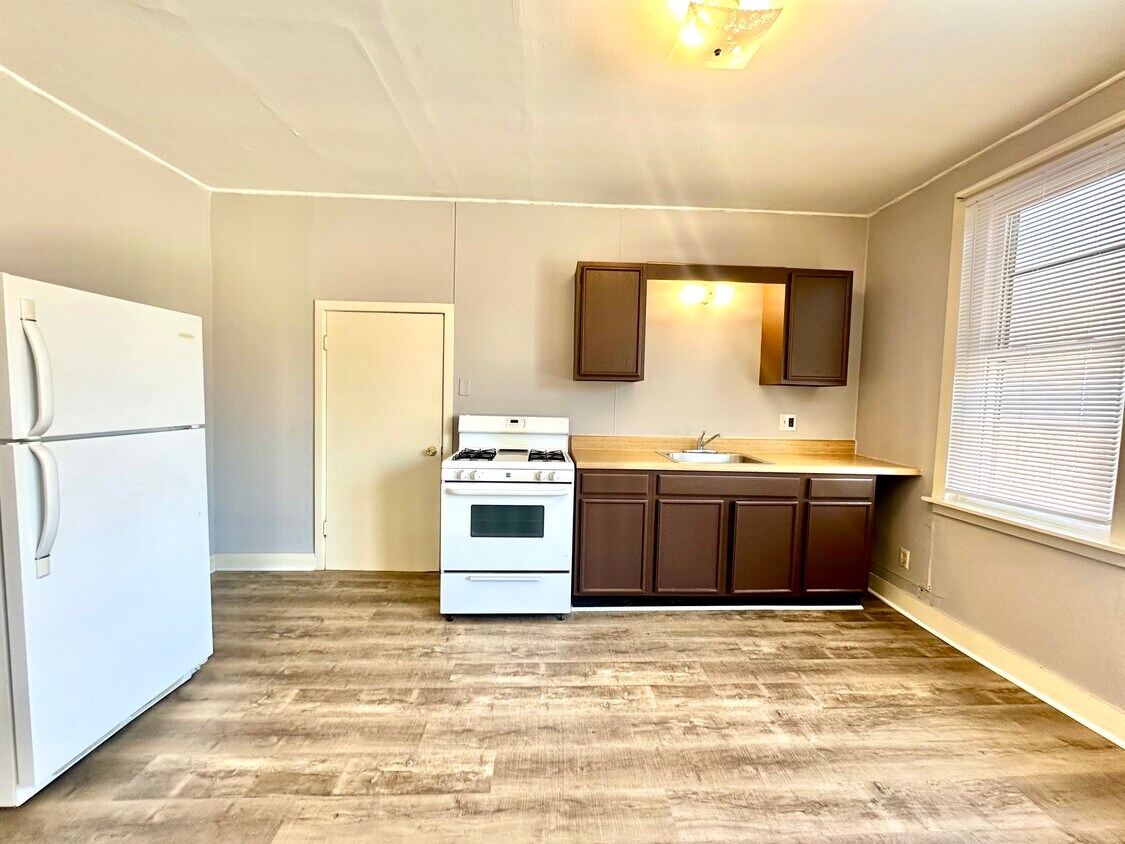 862 Iron Ridge Rd, Apt E - Kitchen - 850 Iron Ridge Rd