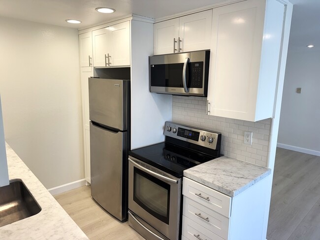 Kitchen - 8163 Redlands St