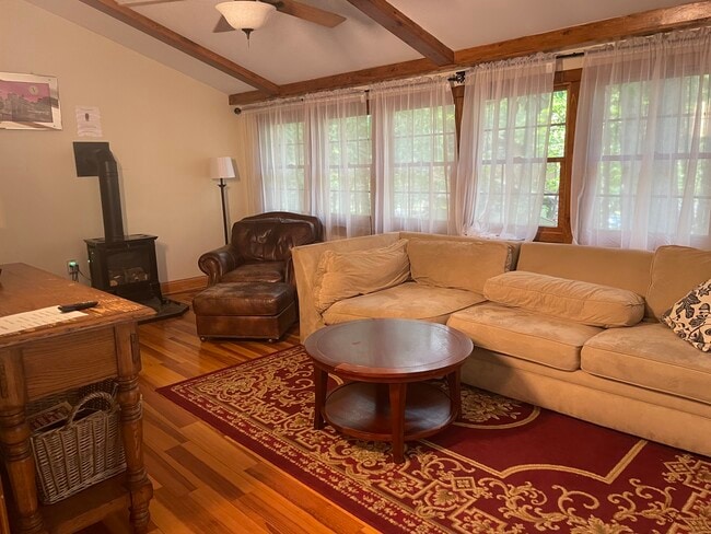 Foto del edificio - 255 Mountain View Dr