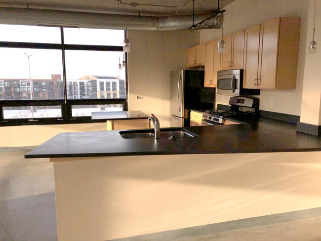 Kitchen & Bar with Granite Counters - 720 N 4th St