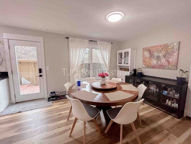 Foto del edificio - Townhome in the Cherry Creek School District!