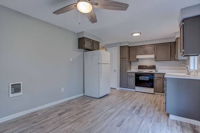 Building Photo - 3 bedrooms! Massive fenced yard!