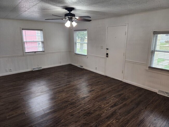 Building Photo - 1507 Estella St