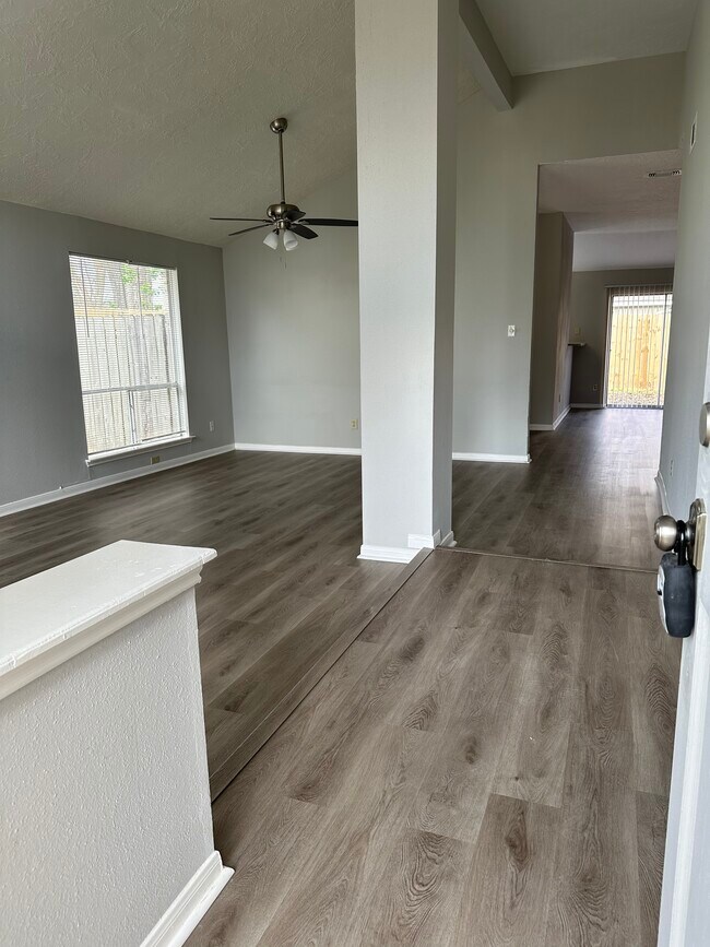 Building Photo - 10530 Rippling Fields Dr